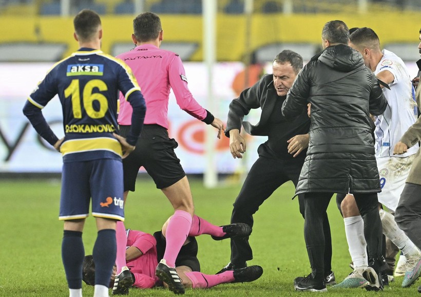 Ankaragücü Başkanı Faruk Koca hakem Halil Umut Meler'e sahanın içinde yumruk attı! İşte o görüntüler - Resim: 32