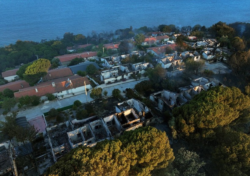 İzmir'de orman yangını felaketi! Tahliye edilen evler alev alev yandı, hasarın boyutu gün ağarınca gözler önüne serildi - Resim: 20