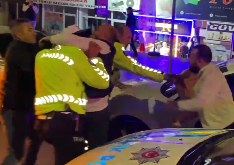 Alkollü sürücü kimliğini isteyen polise tekme attı - Resim : 4
