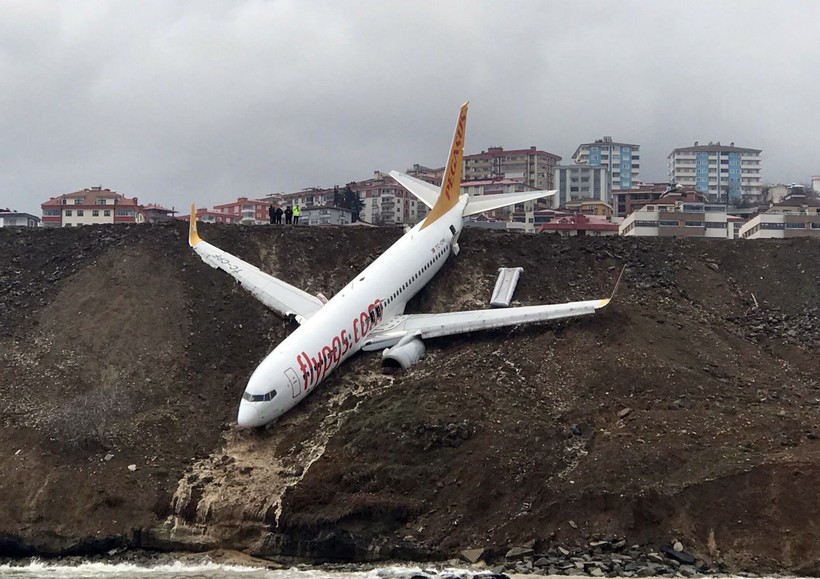 Trabzon'da pistten çıkan Pegasus uçağı büyük panik yaratmıştı! Uçağın pilotu yardımcısını suçlu buldu - Resim: 1