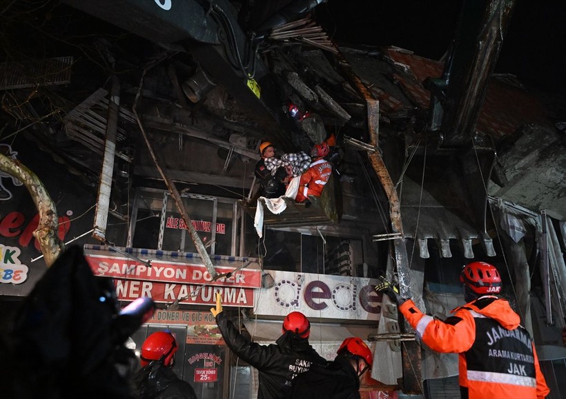SON DAKİKA DEPREM: Kahramanmaraş Trabzon Caddesi'nde 24 saat sonra Can isimli 14 yaşında bir çocuk göçükten çıkarıldı - Resim: 3