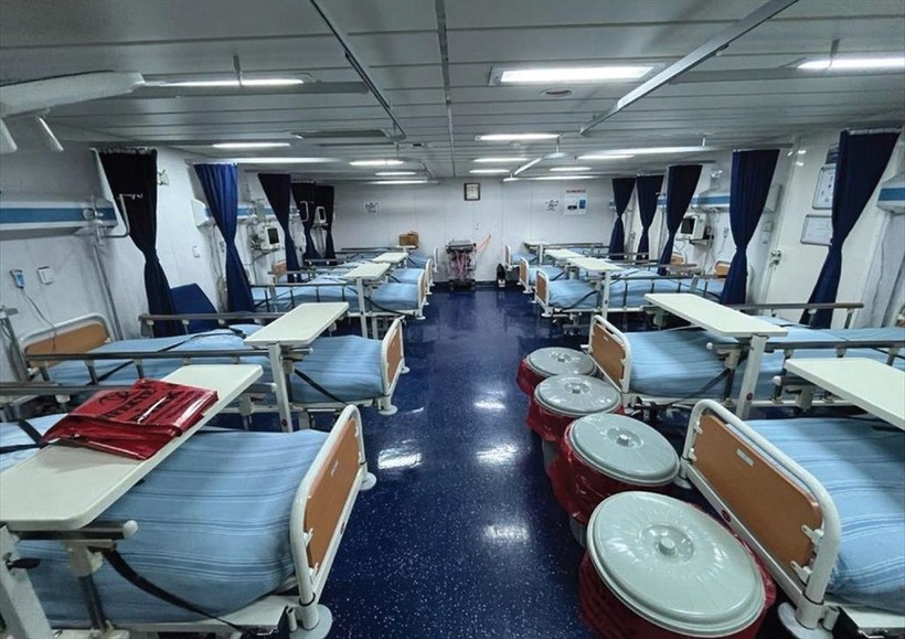 Dev çıkarma gemileri Sancaktar ve Bayraktar depremzedeler için yüzer hastane oldu - Resim: 2