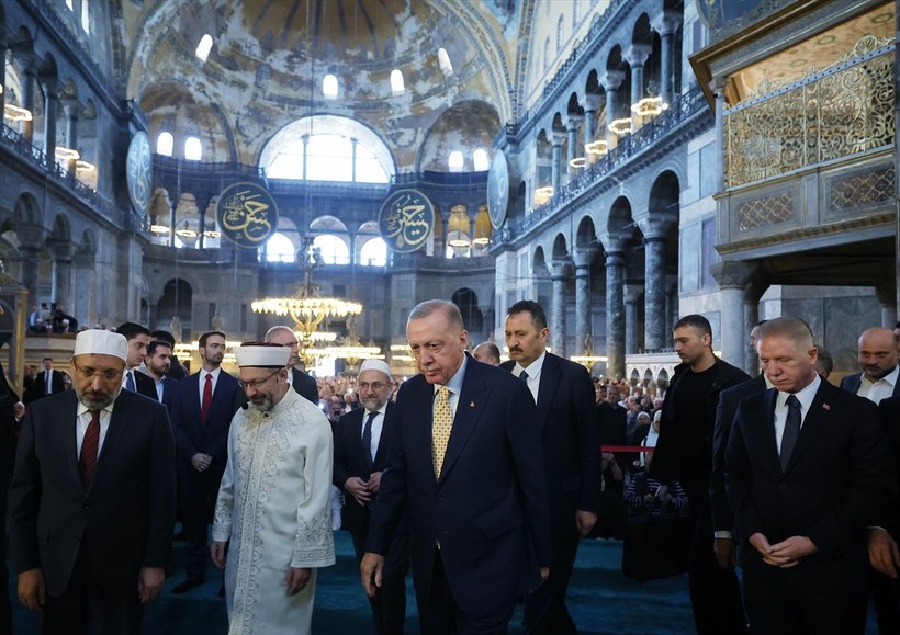 Cumhurbaşkanı Erdoğan, 66 kişilik ekibin hazırladığı "İstanbul Mushafı" nı Mukaddes Emanetler Dairesine hediye etti - Resim: 2