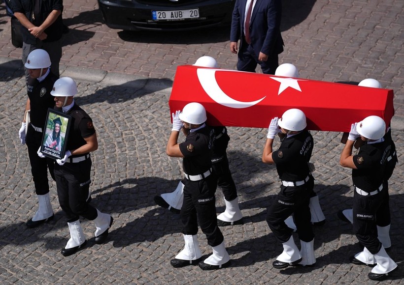 İsrail askerlerince öldürülen Ayşenur Ezgi Eygi, son yolculuğuna uğurlandı - Resim: 2