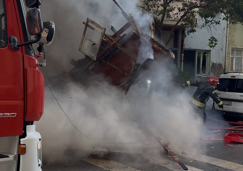Kocaeli’de yanan ahşap ev, 2 itfaiye erinin üzerine düştü - Resim: 1
