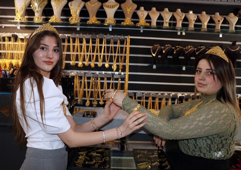 Milyonluk aşiret düğünlerinin yapıldığı Van'da altın alamayanlar imitasyon takıya yöneldi - Resim: 8