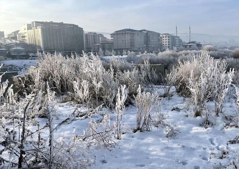 Ardahan'da etkili olan soğuk hava nedeniyle hayat buz tuttu - Resim: 8