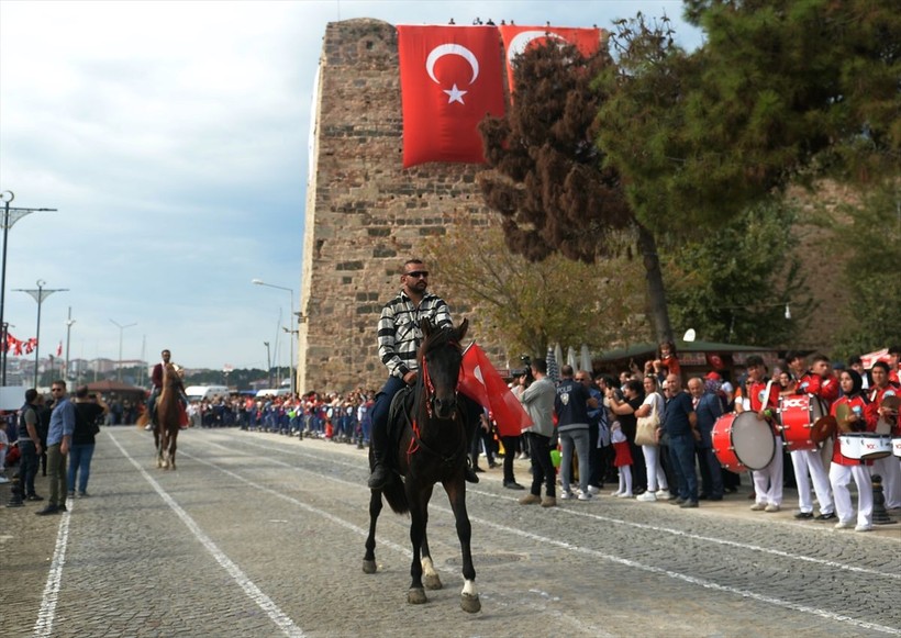 Türkiye iliklerine kadar Cumhuriyet'i kutluyor! Nereye baksan kırmızı-beyaz! 🤍❤️Meydanlarda 7'den 70'e 100. yıl coşkusu - Resim: 470