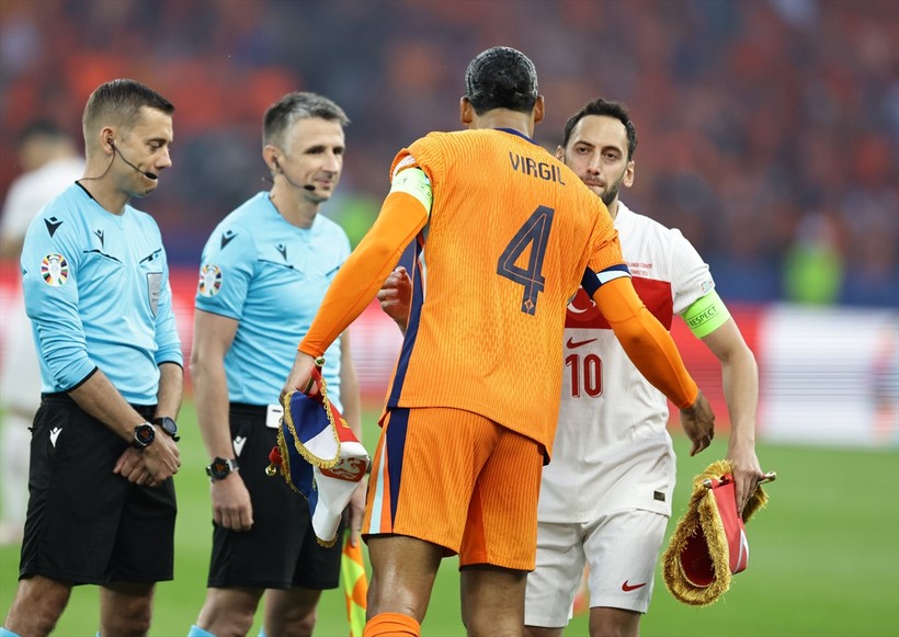Hakan Çalhanoğlu, Rüştü Reçber'in rekoruna ortak oldu - Resim : 1