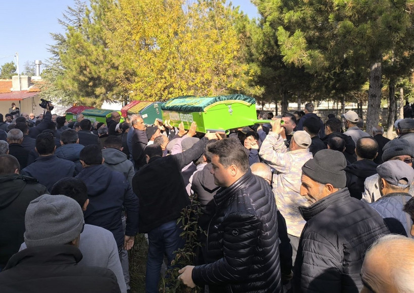 Gıda zehirlenmesi şüphesiyle ölen anne ile 2 çocuğu toprağa verildi - Resim: 8