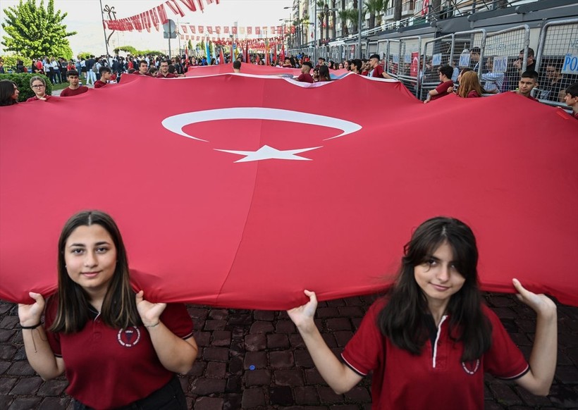 Türkiye iliklerine kadar Cumhuriyet'i kutluyor! Nereye baksan kırmızı-beyaz! 🤍❤️Meydanlarda 7'den 70'e 100. yıl coşkusu - Resim: 362