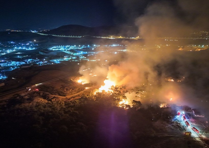 İzmir'in Aliağa ilçesinde çıkan orman yangınına müdahale sürüyor - Resim: 6
