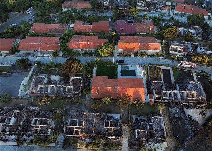 İzmir'de orman yangını felaketi! Tahliye edilen evler alev alev yandı, hasarın boyutu gün ağarınca gözler önüne serildi - Resim: 13