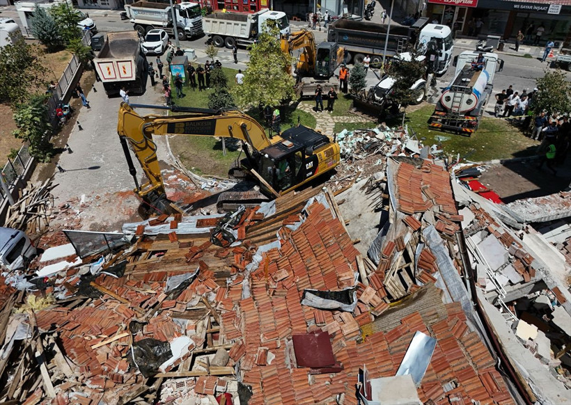 Balıkesir'deki depremde yıkılan binanın enkazı kaldırılmaya başlandı - Resim: 5