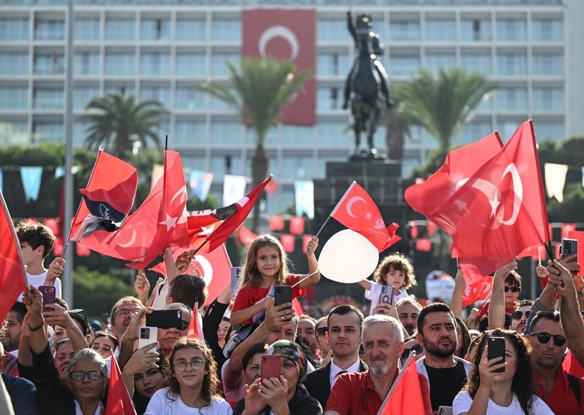 Türkiye iliklerine kadar Cumhuriyet'i kutluyor! Nereye baksan kırmızı-beyaz! 🤍❤️Meydanlarda 7'den 70'e 100. yıl coşkusu - Resim: 358