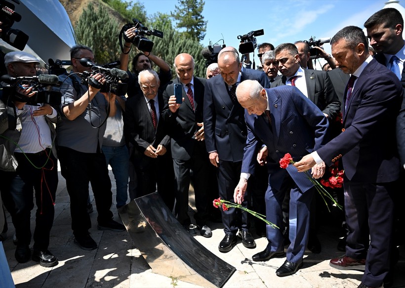 Devlet Bahçeli Ülkücü Şehitler Anıtı'nı ziyaretinde konuştu: Her şeyin bir vakti var - Resim : 1