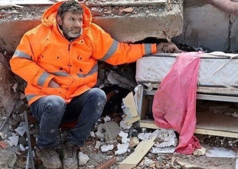 Depremde kızının elini tutarak yürekleri yakan Mesut Hançer, Ebru Yaşar ve eşi tarafından kendisine hediye edilen eve yerleşti - Resim: 1