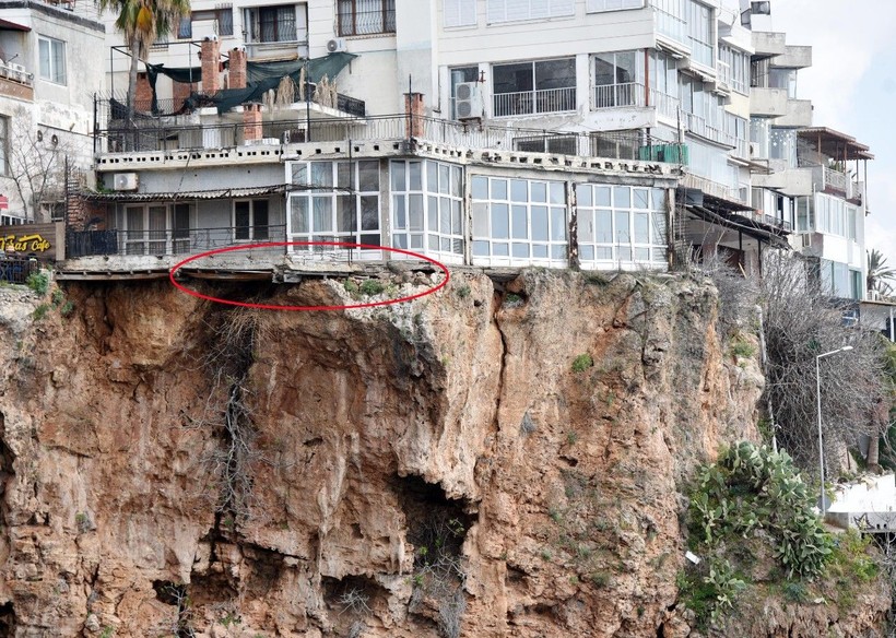 Görüntüler dehşete düşürdü: Antalya'da falezlerin yarıklar oluşturduğu kaya üzerinde ev! - Resim: 7