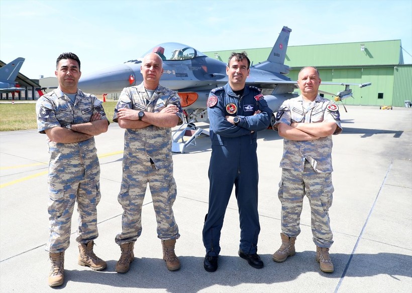 NATO, tarihinin en büyük hava tatbikatı Air Defender 2023'e hazır: Türk Hava Kuvvetlerine ait F-16 uçaklarına ve personeline ilgi çoktu - Resim: 13