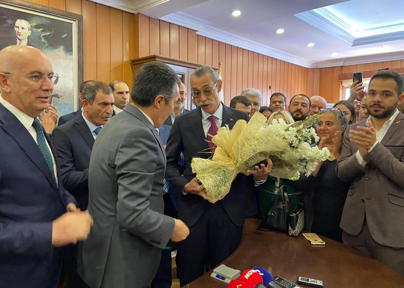 Erdal Beşikçioğlu mazbatasını alıp göreve başladı - Resim : 1