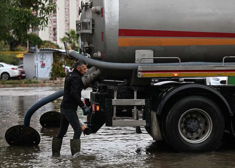 İzmir'de yollar göle dönerken Tunç Soyer Avrupa'ya gitti! Altyapı problemlerinden bırak İzmirli yönetime isyan ederken Soyer: İklim krizi... - Resim: 33