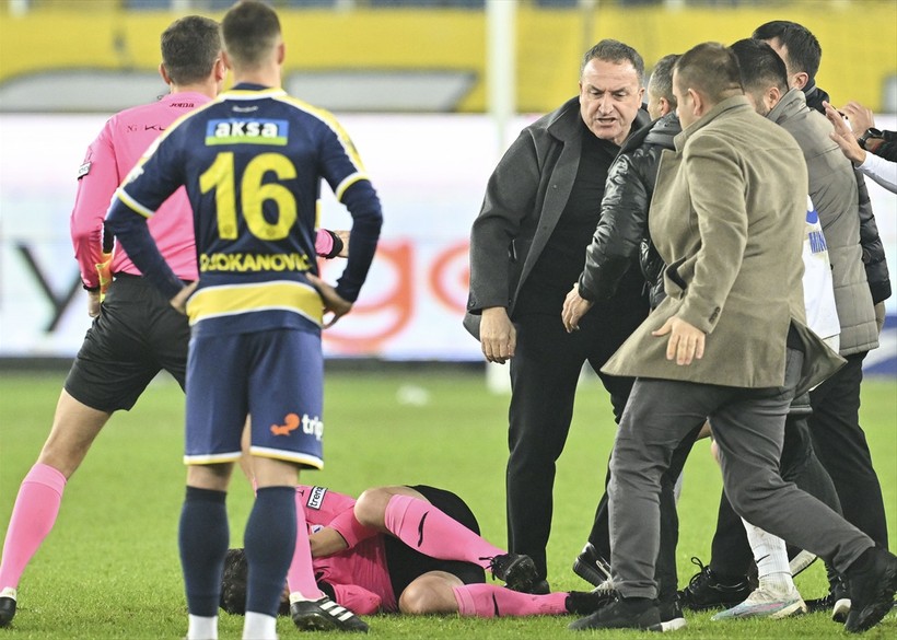 Faruk Koca'nın Halil Umut Meler'e attığı yumruk dünya basınında! "Utanç, rezillik, vahşi saldırı" - Resim : 10
