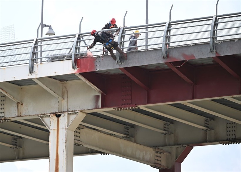 Köprülerin bakım-onarımını yapıyorlar! Dağcıların 50 metre yükseklikte zorlu mesaisi görüntülendi - Resim: 21