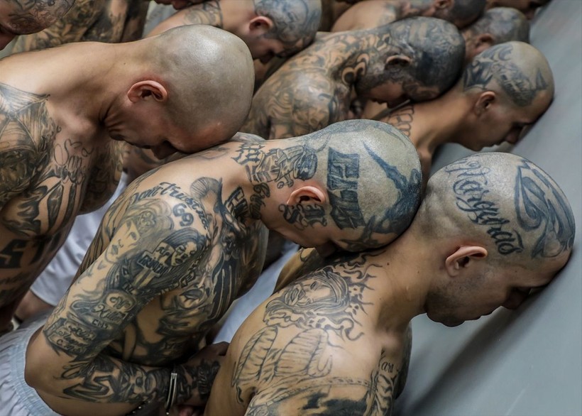 Dünya bu görüntüleri konuşuyor: El Salvador'da 2 bin çete üyesi başka hapishaneye böyle nakledildi - Resim: 11