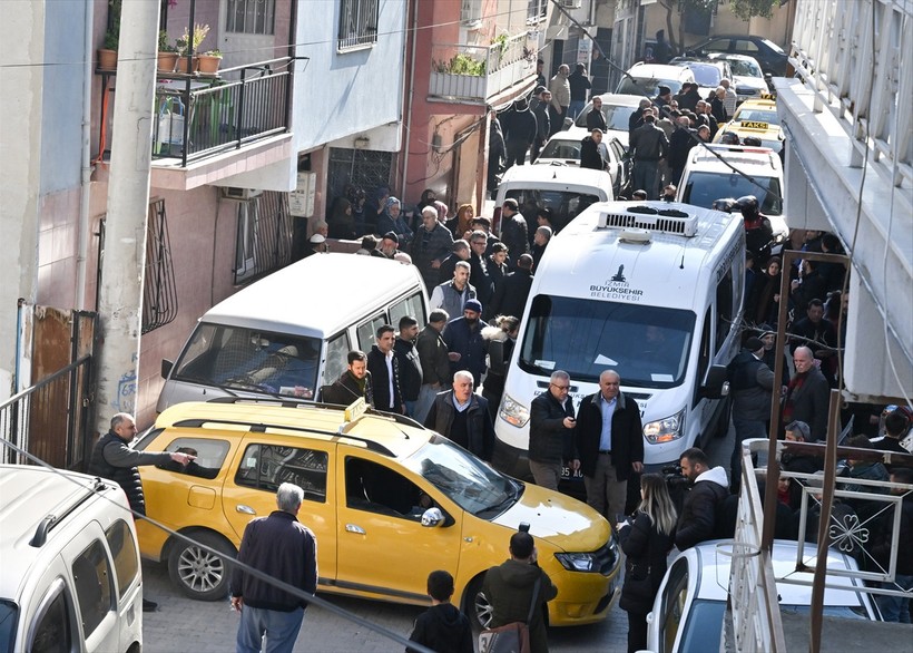 İzmir'de canice katledilen taksicinin cenazesi memleketi Aydın'a götürüldü - Resim : 5