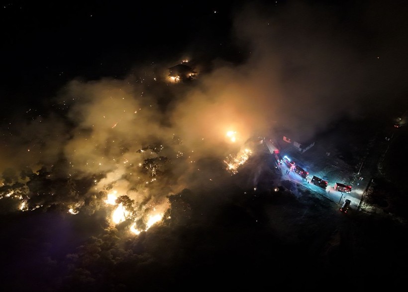 İzmir'in Aliağa ilçesinde çıkan orman yangınına müdahale sürüyor - Resim: 1