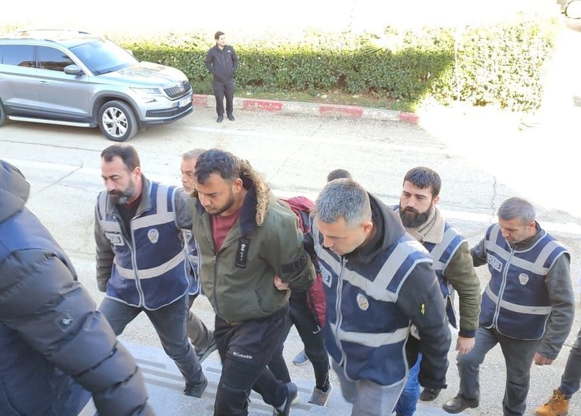 Suriyelilerin tarlada başlayıp pazarda devam eden sopalı kavgasına gözaltı! Sınır dışı edildiler - Resim: 5