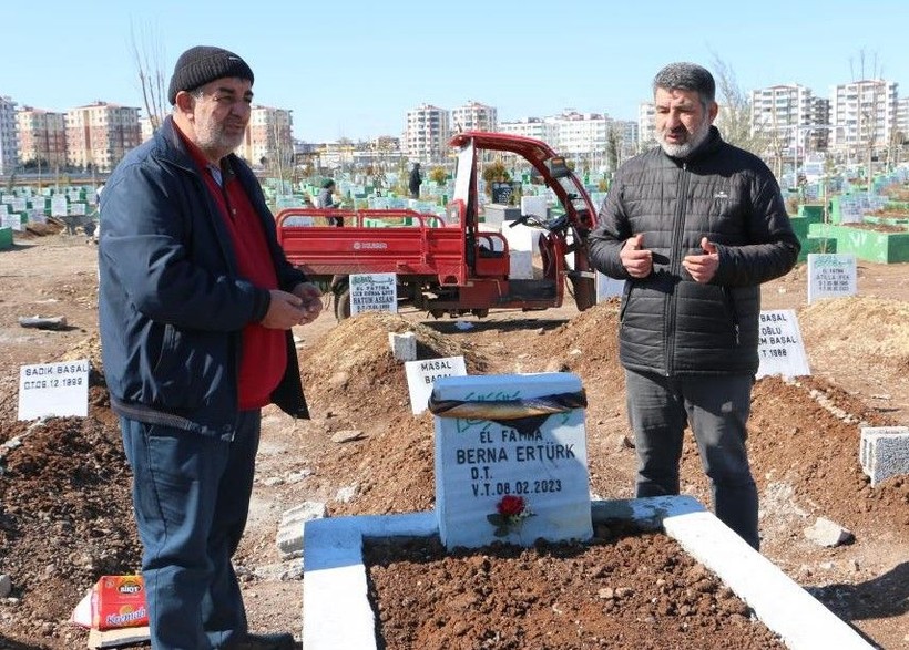 Bu acıya yürek dayanmaz! Diyarbakır'da depremde vefat edenlerin hatıraları mezarlıklara bırakıldı - Resim: 3