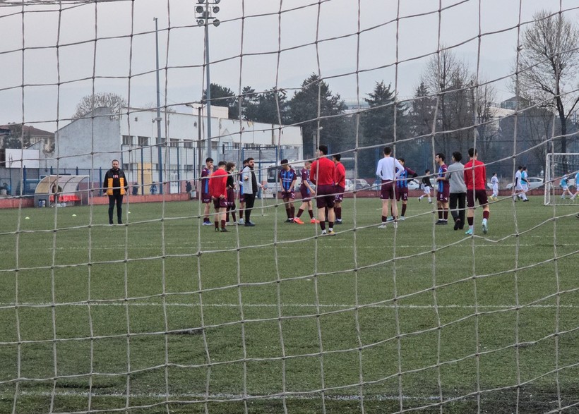 Amatör futbolcular antrenman yaparken saha aydınlatmaları alev aldı - Resim : 2