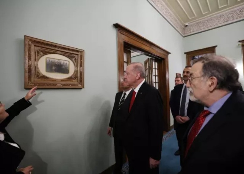 Atatürk'ün fotoğrafını inceleyen Erdoğan'dan Bardakçı'ya: "Hala konuşuyorlar ya!" - Resim : 1