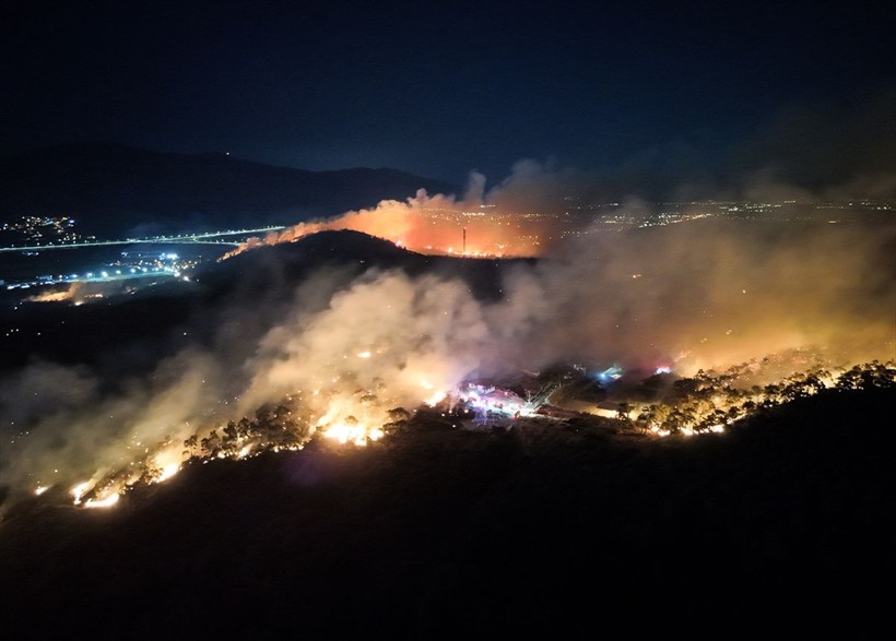 İzmir'in Aliağa ilçesinde çıkan orman yangınına müdahale sürüyor - Resim: 2