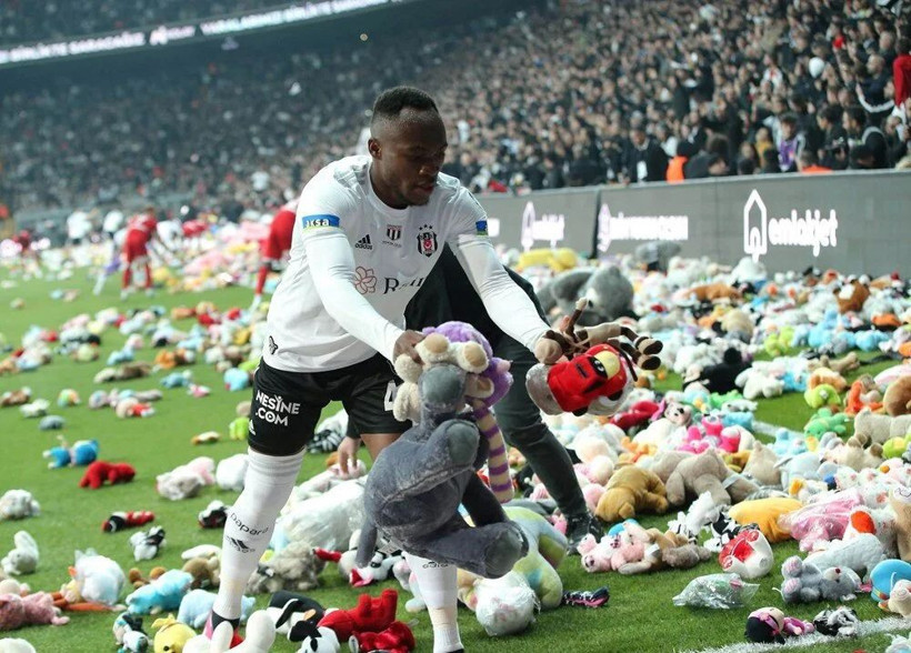 Beşiktaş taraftarlarının Antalyaspor karşılaşmasında düzenlediği “Bu oyuncak sana arkadaşım” kampanyası dünya basınında yer buldu - Resim: 4