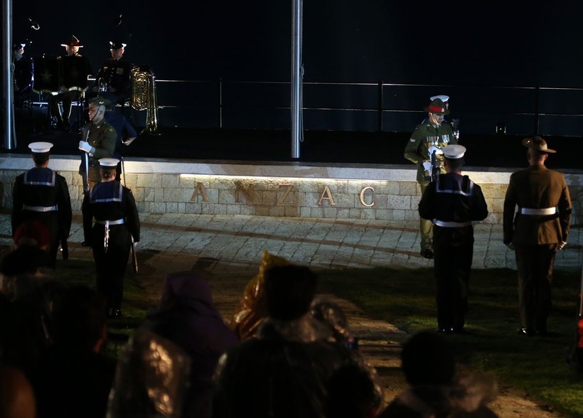 Çanakkale'de duygusal anlar: Anzak Koyu'nda geleneksel "Şafak Ayini" yapıldı - Resim: 12