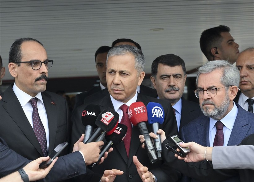 İçişleri Bakanı Ali Yerlikaya ve MİT Başkanı İbrahim Kalın terör saldırısında yaralanan polisleri ziyaret etti - Resim: 1