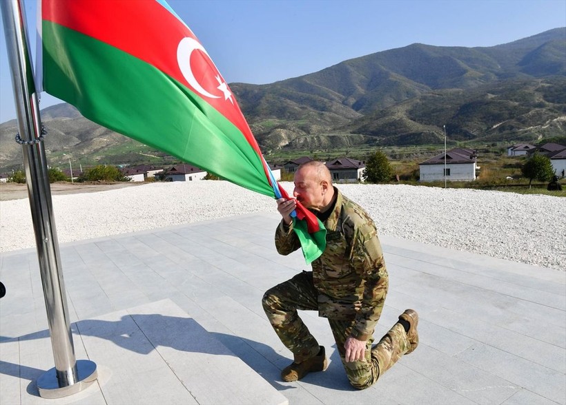 İlham Aliyev, işgalcilerin başkent olarak gördüğü Hankendi'de Azerbaycan bayrağını göndere çekti - Resim: 1