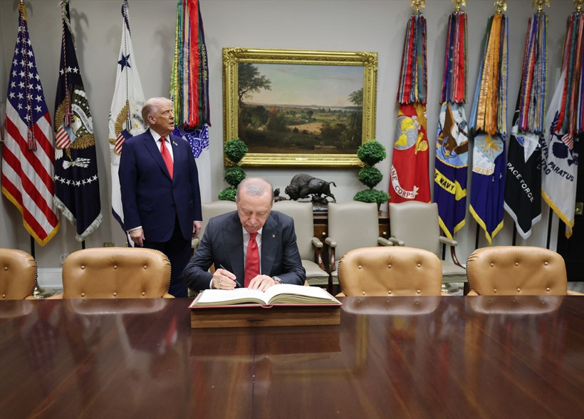 Beyaz Saray'daki zirveside yer alan şifreler! Trump'tan dikkat çeken rozet - Resim: 20
