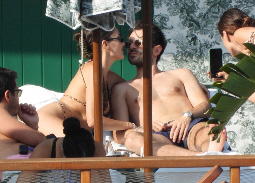Sosyetik playboy Hakan Sabancı ile aşk yaşayan Hande Erçel'in leoparlı bikinisi dikkat çekti! İkili teknede keyif yaptı - Resim: 9