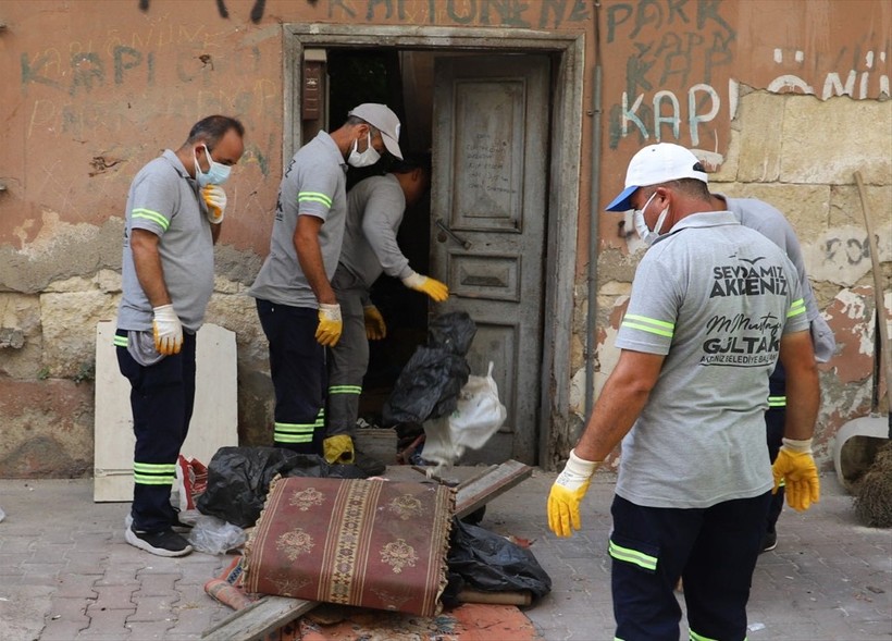 Mersin'de bir evden yaklaşık 10 ton çöp çıktı