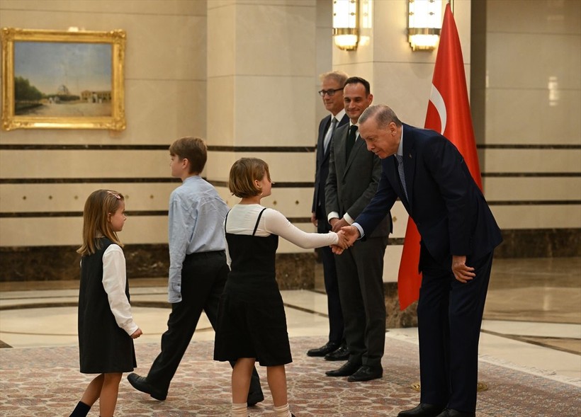 Cumhurbaşkanı Erdoğan Slovenya Büyükelçisi Rencelj'in çocuklarının elini öptü - Resim: 8