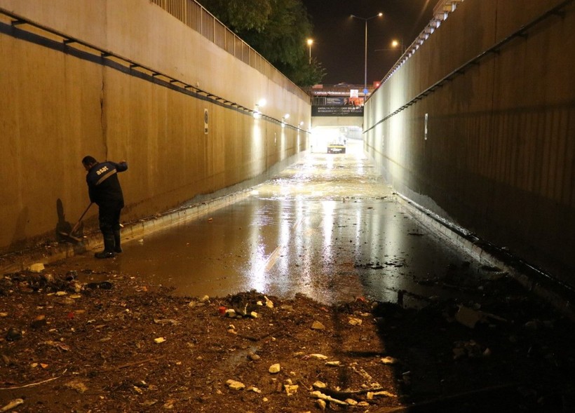 Antalya'da hortumun bilançosu ağır oldu: 6 yaralı, 1000 dönüm sera zarar gördü - Resim: 6