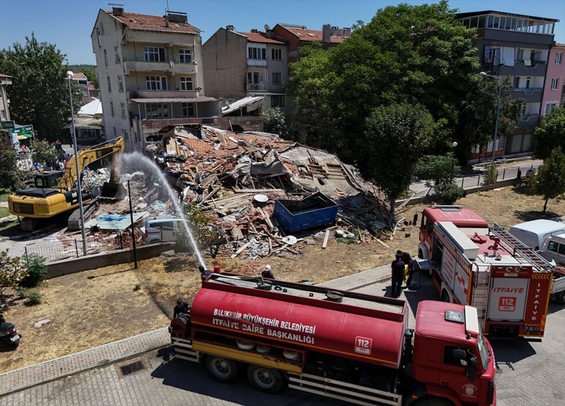 Balıkesir'deki depremde yıkılan binanın enkazı kaldırılmaya başlandı - Resim: 9