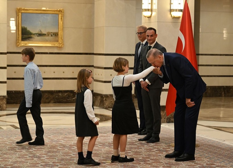 Cumhurbaşkanı Erdoğan Slovenya Büyükelçisi Rencelj'in çocuklarının elini öptü - Resim: 9