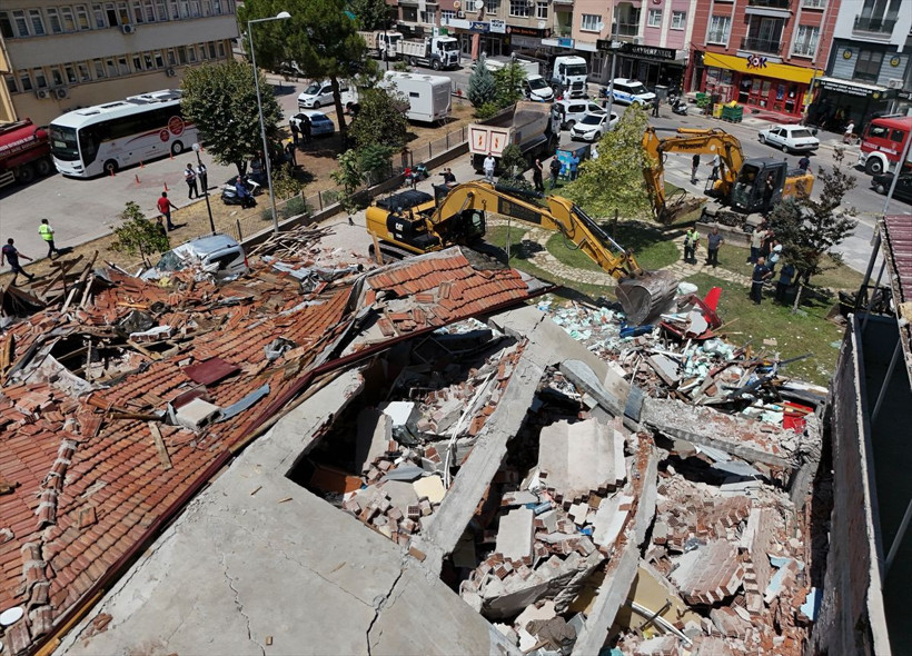 Balıkesir'deki depremde yıkılan binanın enkazı kaldırılmaya başlandı - Resim: 2