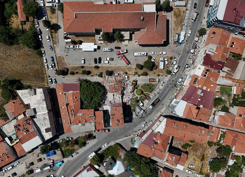 Balıkesir'deki depremde yıkılan binanın enkazı kaldırılmaya başlandı - Resim: 8