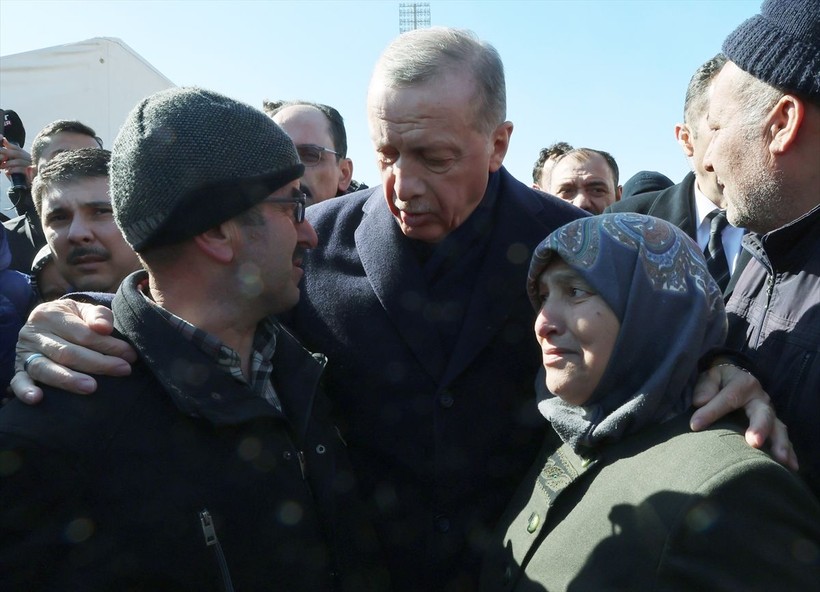 Cumhurbaşkanı Recep Tayyip Erdoğan, Onikişubat Stadyumu'nda kurulan çadır kentte vatandaşlarla görüştü - Resim: 16