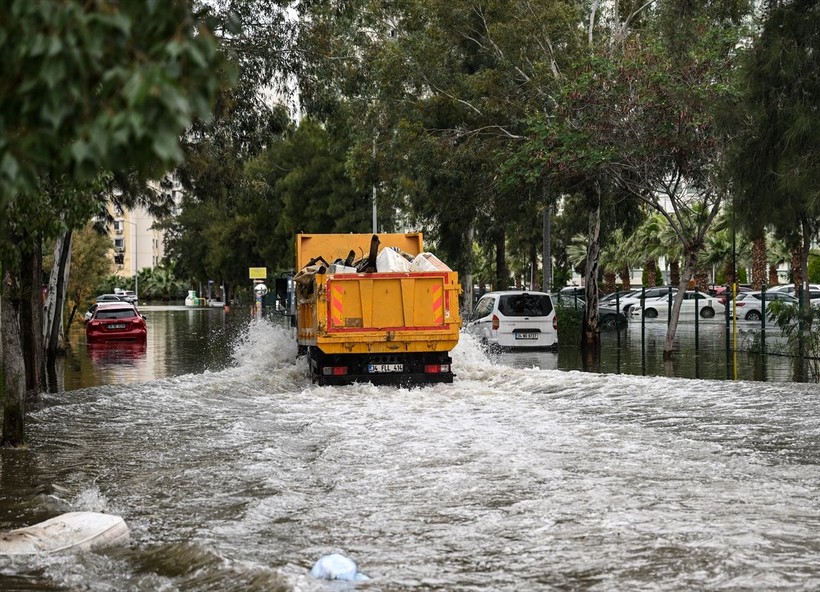 İzmir'de yollar göle dönerken Tunç Soyer Avrupa'ya gitti! Altyapı problemlerinden bırak İzmirli yönetime isyan ederken Soyer: İklim krizi... - Resim: 30